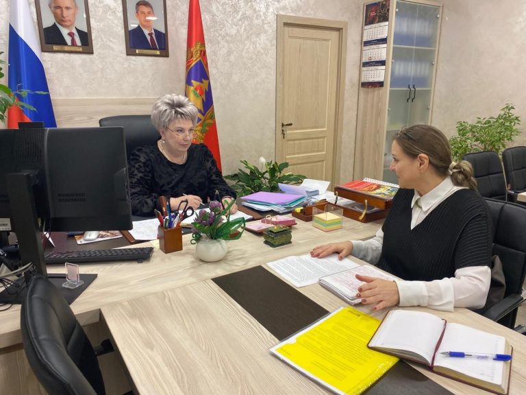 Рабочая встреча директора департамента образования и науки Брянской области Алевтины Александровны Андреевой с членом Экспертной комиссии по вопросам преподавания русского языка и литературы, учителем русского языка и литературы МБОУ «Гимназия №7 имени Героя России С.В. Василева» города Брянска Ольгой Николаевной Евсеенко