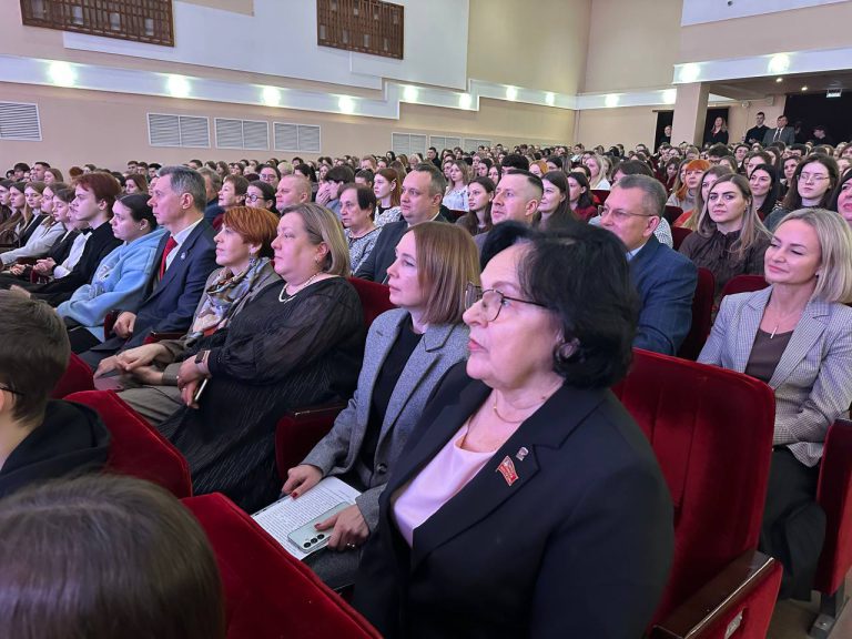 В Брянске открылся региональный педагогический фестиваль «На крыльях мастерства»