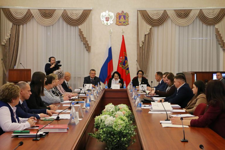 Профильный комитет одобрил присвоение почетного звания работникам культуры региона